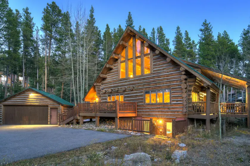 Log Home Retreat, salon extérieur avec grill, table de billard, à 3 km de Ski & Main St. - Image 1