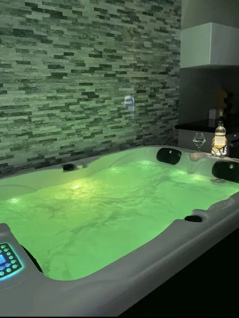 Joli T2, jacuzzi et parking privé - Image 1