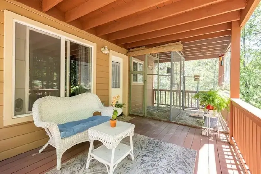 Private master bed/bath with separate entrance and porch. - Image 1