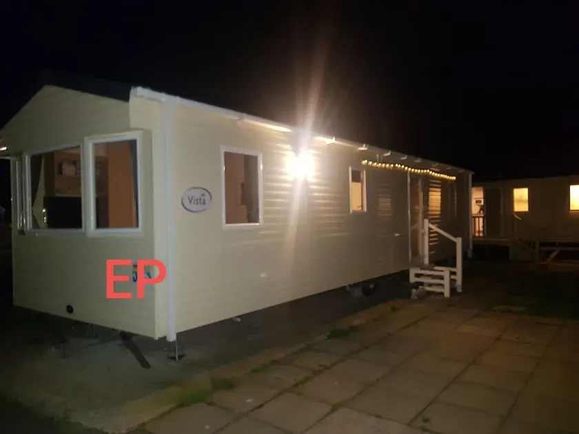 Lovely 3-Bed caravan in towyn - Image 1