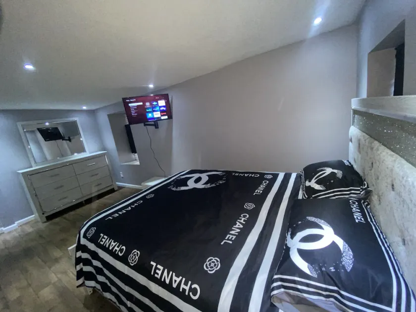 Cheerful 3 Bedroom House With Fireplace and Game Room! - Image 1