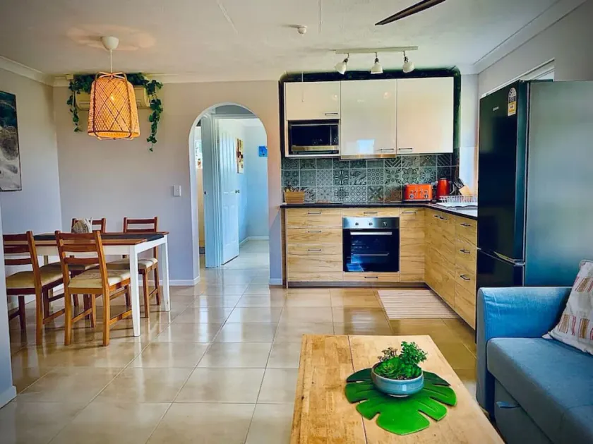 Broadbeach, Stylish Apartment Close To everything - Image 1