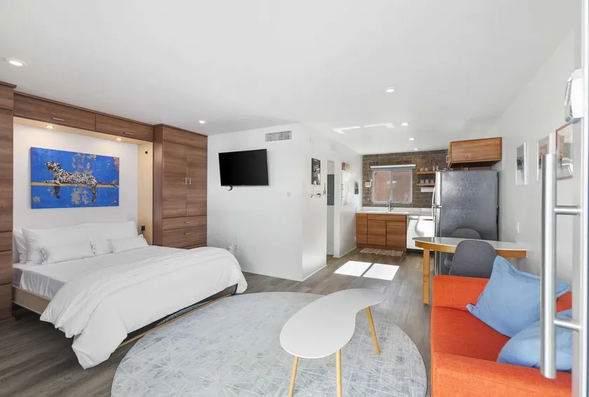 Poolside Studio in Central DTPH Location w/ Pool - Image 1