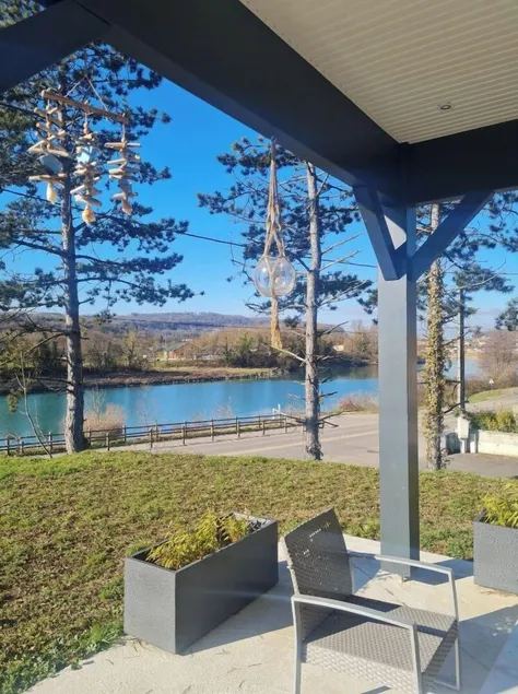 Spacious house on the banks of the Rhône opposite the greenhouse island and via Rhôna - Image 1