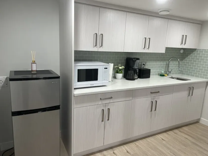 Spacious one bedroom suite in Calgary - Image 1