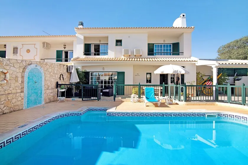 Holiday Home \"Villa Catarina\" with Pool & Wi-Fi - Image 1