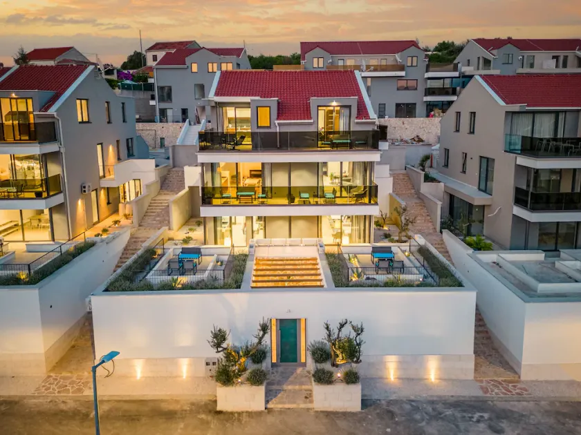 Sutivan Luxury Apartments - Image 1