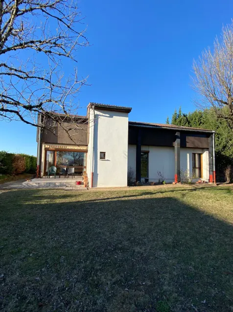 House for 2 to 12 people, residential area - Image 1