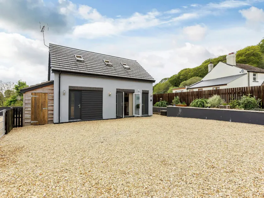 2 bedroom accommodation in Newnham - Image 1
