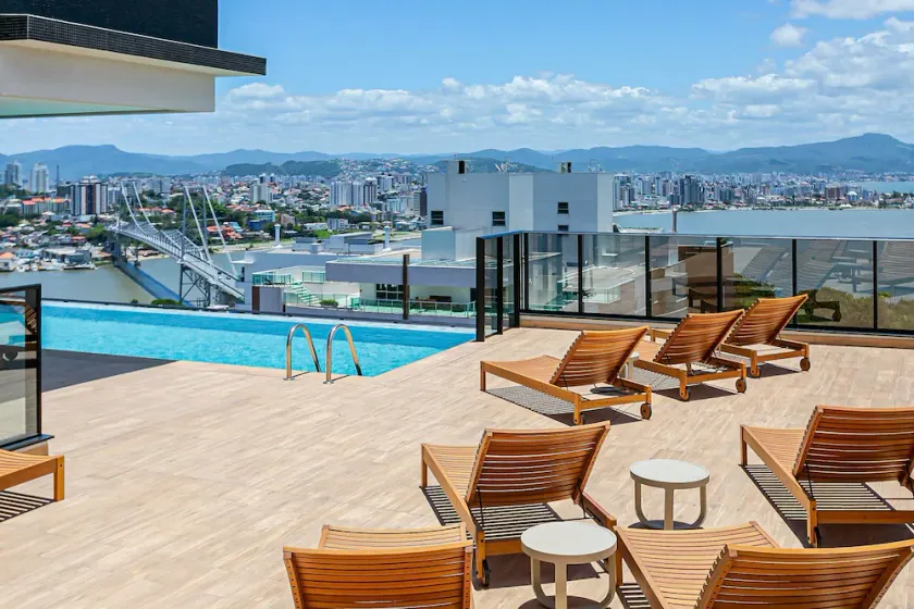Studios Tower by Viva - Prédio com piscina no rooftop no centro de Floripa - Image 1