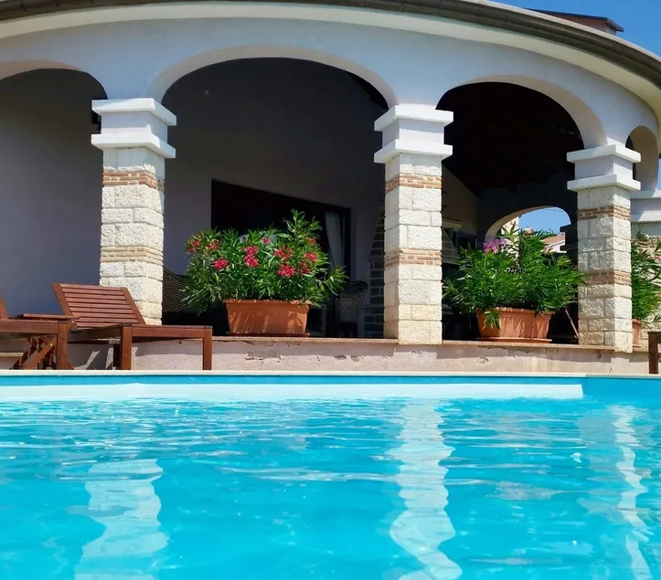 Villa med pool i lugn utkanten av byn inställning - Image 1