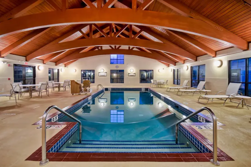 Petit déjeuner gratuit. Piscine et bain à remous. Gym. Explorez UW-Madison! - Image 1