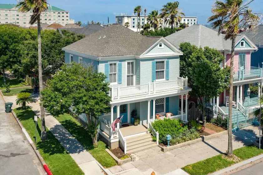 La Onda Azul - Luxe Retreat Steps to Seawall - Image 1
