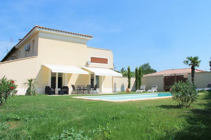 Annexe de mas provençal avec jardin et piscine privee et chauffee - Image 1