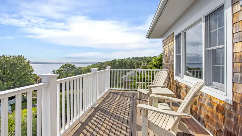 Beautiful Southampton Home with breathtaking waterfront views, front porch,... - Image 1