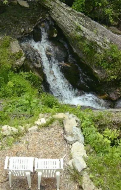 Profitez du son de la cascade de droite sur le pont arrière - Image 1