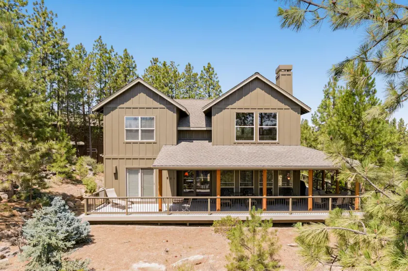 BEAUTIFUL HOME OVERLOOKING THE RIVER-MINUTES TO IT ALL-UPDATED KITCHEN! - Image 1