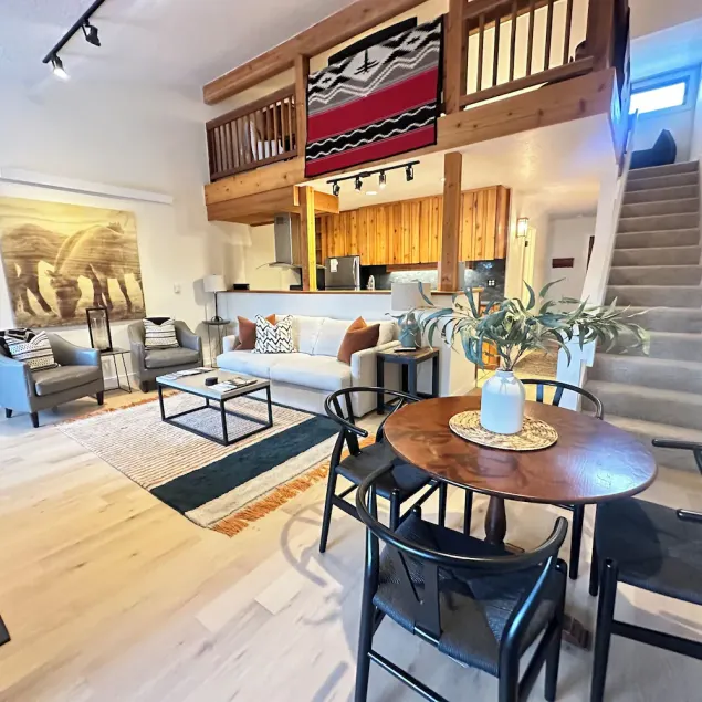 2 Bed Remodeled Deluxe Mtn. Loft Minutes from Skiing JHMR - Image 1