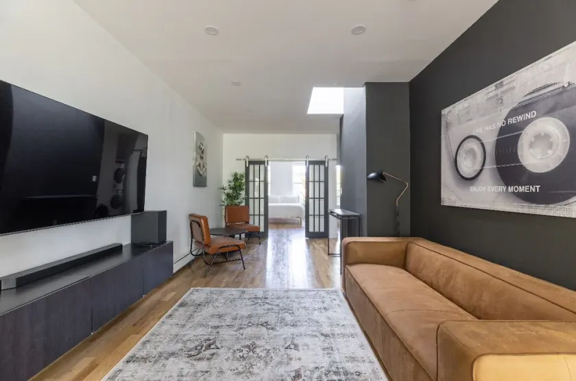 Penthouse Suite; Weekly cleanings, Fast WiFi, Washer/Dryer - Image 1