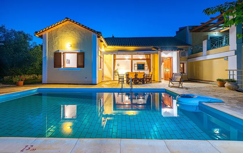 Spacious Villa for 6 with Private Pool & Large Garden, 400m from the beach - Image 1