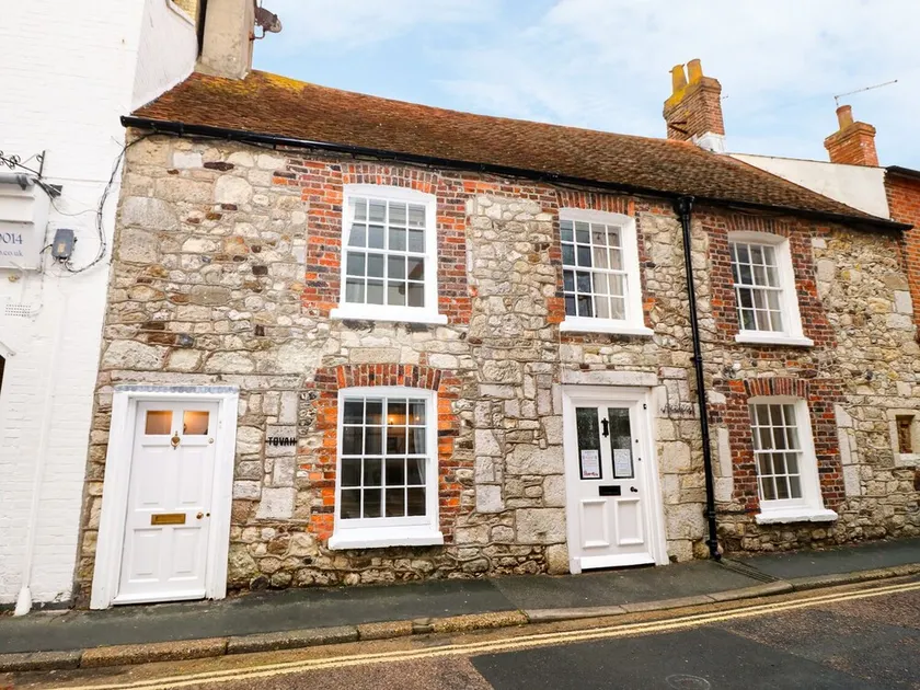 TOVAH, character holiday cottage, with open fire in Yarmouth - Image 1