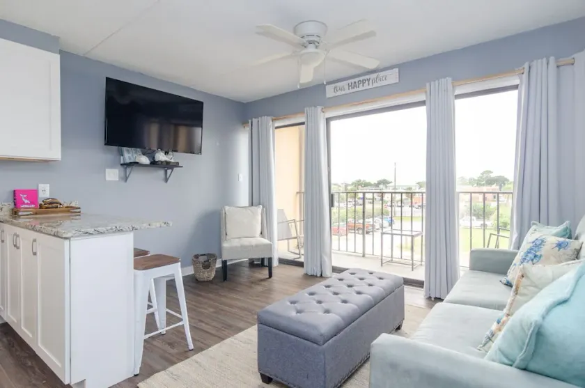 One Bedroom, One Bathroom Condo on the Oceanside - Image 1