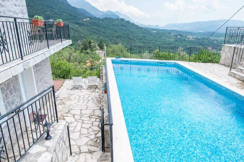 Hillside apartment with stunning views of sea and mountains, sea 2 km, pool - Image 1