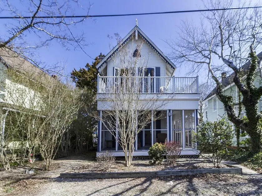 3BR Sleeps 8 - Pet Friendly Classic Victorian Across from Dunes and Beach - Image 1