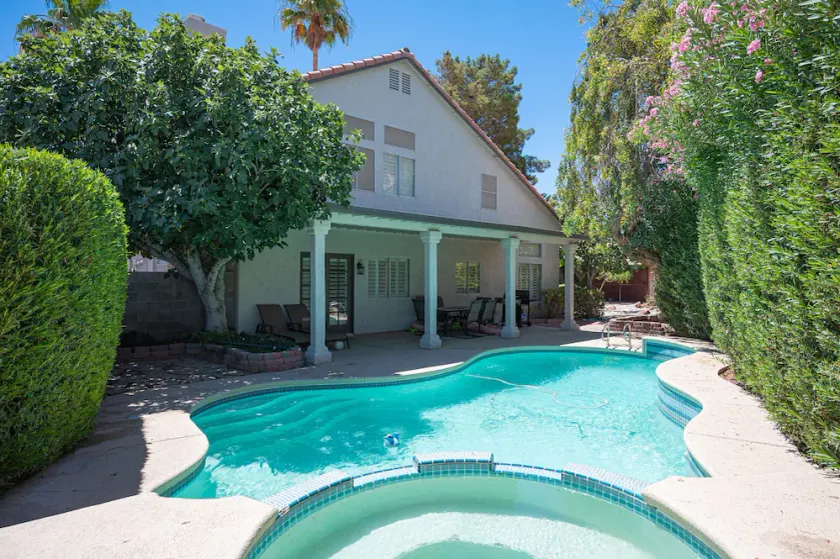 Superbe maison de 4 chambres avec piscine et spa! - Image 1