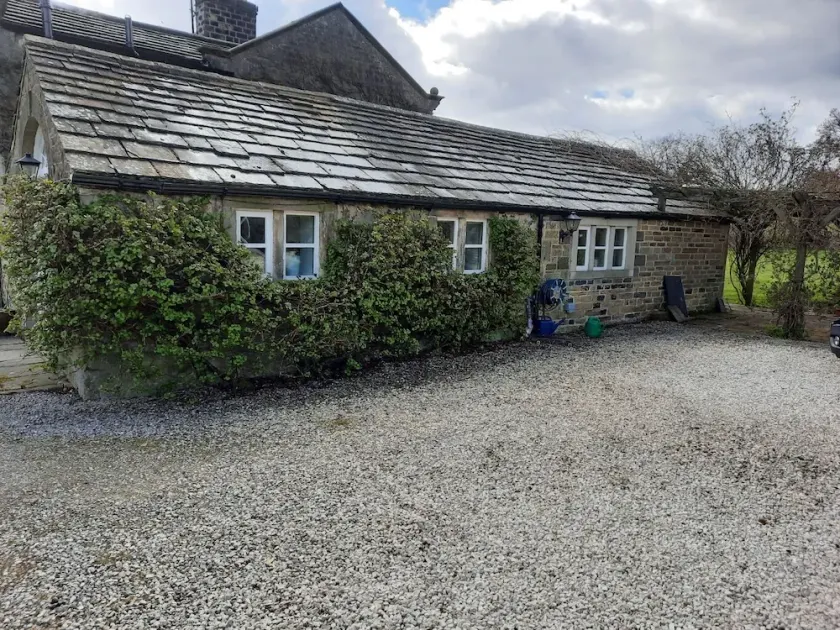 Stunning views over Wharfedale from spacious studio apartment. - Image 1