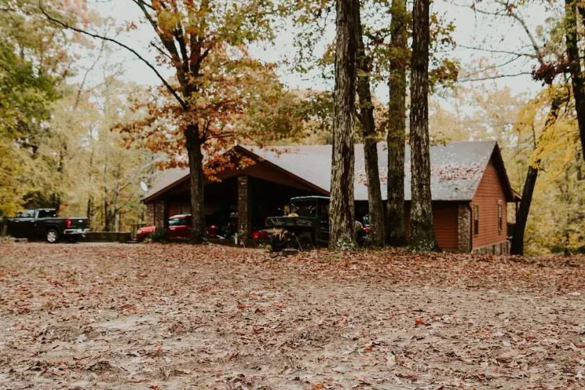 Private retreat with 30 acre fishing lake. 3 miles from Barnwell Mountain. - Image 1