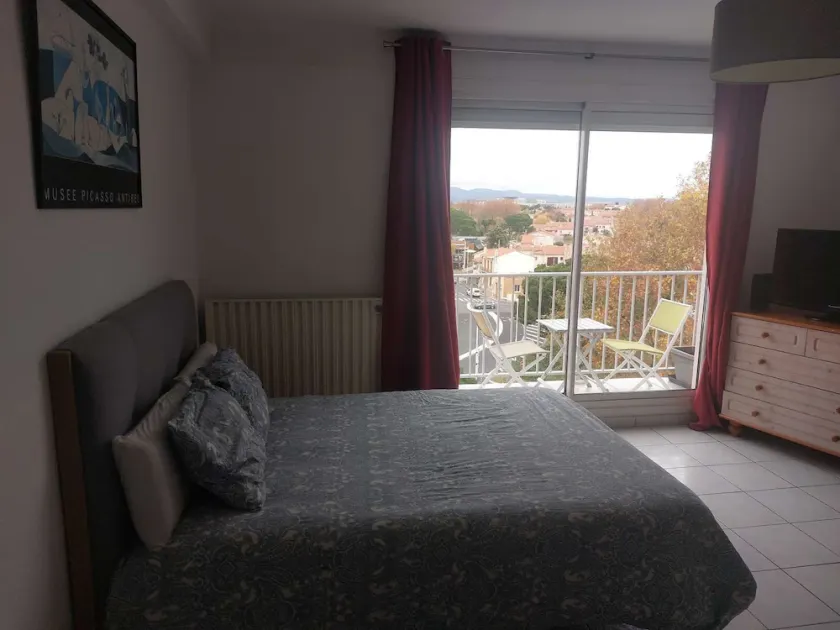 Studio entièrement équipé avec parking et balcon dans résidence sécurisée - Image 1