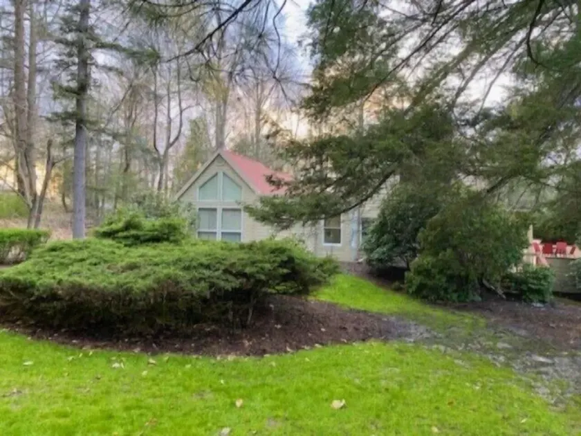 🌲🚣‍♂️🦅 Spacious Lake Cottage MSTR Suite LRG Deck Lake Wallenpaupack - Image 1