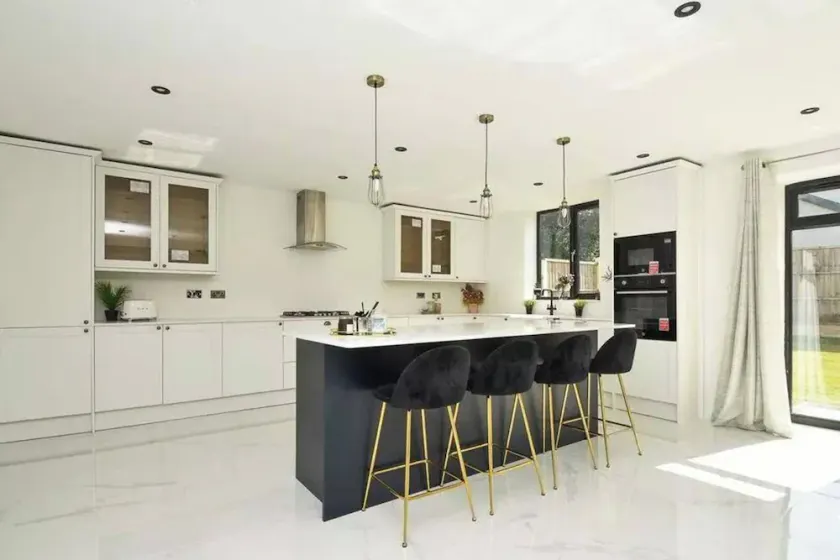8 Bedroom House Sleeps 20 - Private Garden - Image 1