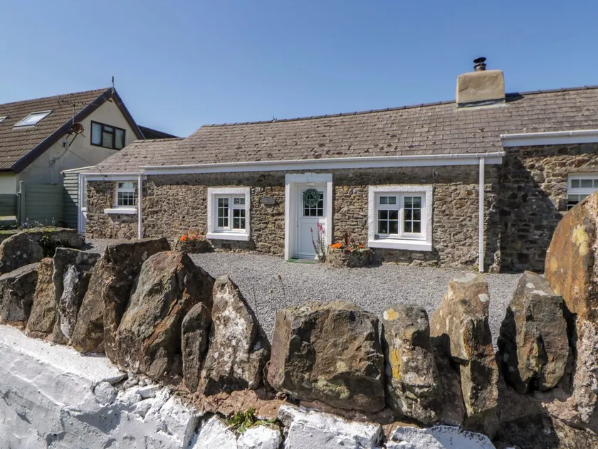COBWEBS, pet friendly, character holiday cottage in Saundersfoot - Image 1