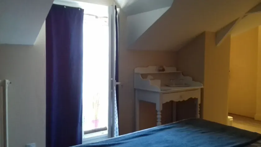 Chambre blanche avec salle d'eau et WC privés - Image 1