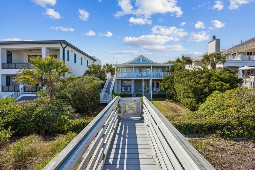 Dog friendly, ground floor unit close to 27-hole City golf course. - Image 1