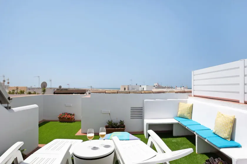 Casa Lola Conil, terrasse sur le toit avec vue mer et parking - Image 1