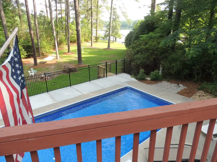 Seeseite mit privatem Pool - Image 1