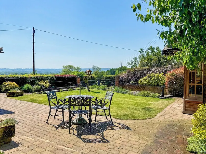 3 bedroom accommodation in Ashbourne - Image 1