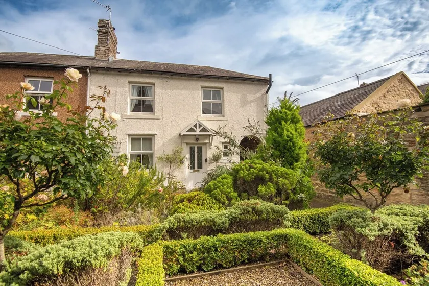 Stunning courtyard cottage set back from the River Coquet. With castle views. - Image 1