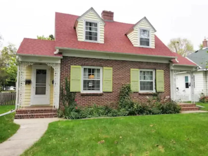 The East Side Inn is a charming little house in the small town of Morris, Minnesota. - Image 1