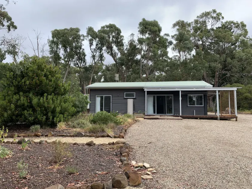 Bright and spacious bungalow in authentic bush setting - Image 1