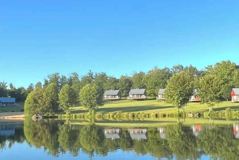 Lakeside cottage - Image 1