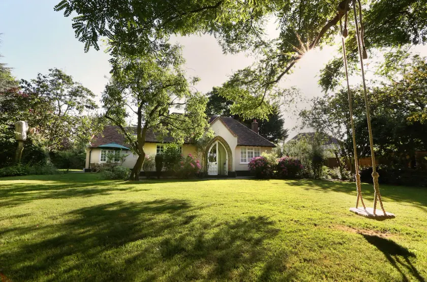 Historic Royal Kent cottage surrounded by large gardens & private swimming pool - Image 1