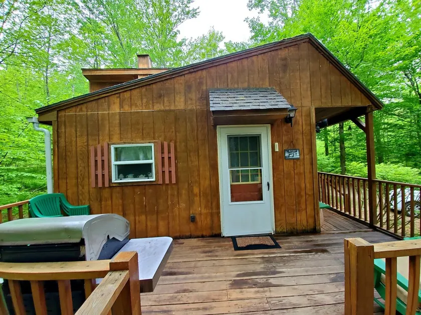 2 minute walk to Shagg Pond/Bryant Pond. Pet friendly! - Image 1