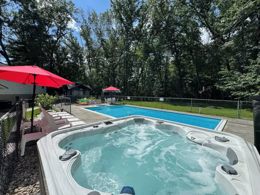 Fully renovated- 2 LIVING ROOMS, HOT TUB, POOL, GAME ROOM, FIREPIT, PAGODA. - Image 1
