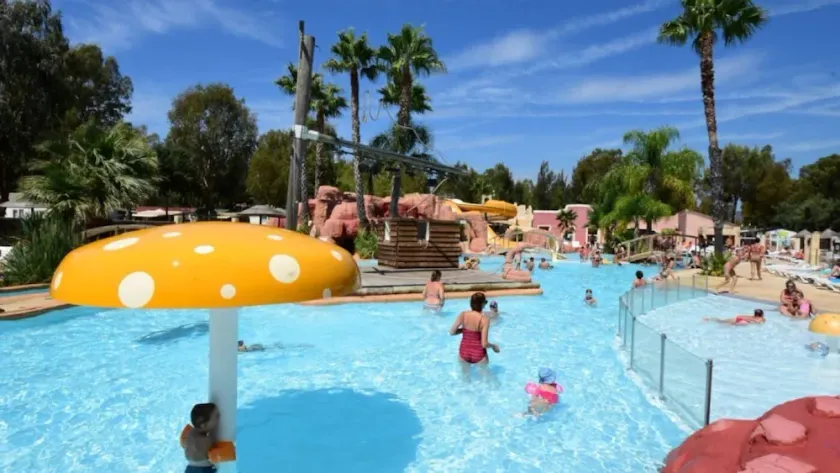 CAMPING 4 étoiles Parc aquatique à 300m de la mer - Image 1