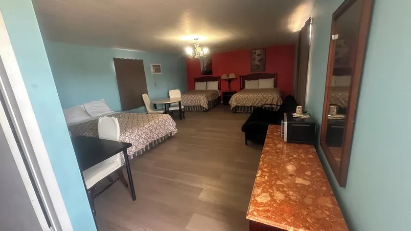 Colonial Motel - Image 1