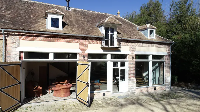 Loft-style apartment beside a golf course in the countryside near Fontainebleau. - Image 1